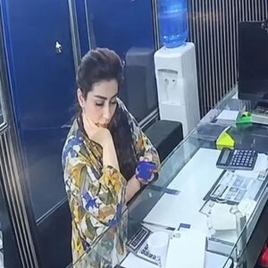 این زن جوان دزد طلافروشی مهرشهر کرج را می شناسید؟/ ویدئو
