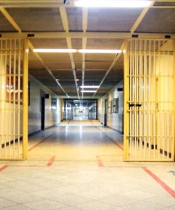 فرماندار: آتش‌سوزی در زندان گرمسار مهار شد/ حادثه ربطی به جنگ نداشت