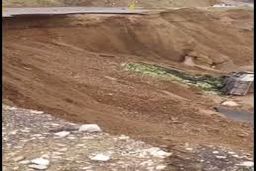 لحظه هولناک رانش زمین در جاده خوزستان/ ویدئو 