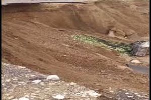 لحظه هولناک رانش زمین در جاده خوزستان/ ویدئو 