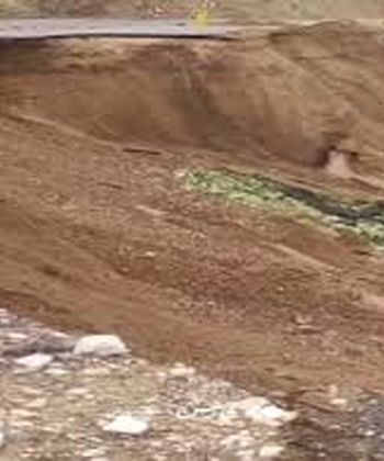 لحظه هولناک رانش زمین در جاده خوزستان/ ویدئو 