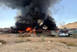 آتش‌سوزی گسترده لنج‌ها در اسکله پارسیان/ ویدئو