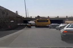 فیلمی از لحظه گیر کردن اتوبوس زیر پل در شیراز 