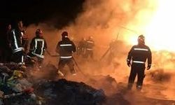آتش‌سوزی یک انبار ضایعات در تبریز/ ویدئو