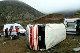 مصدومیت ۱۳ نفر در حادثه واژگونی مینی‌بوس مسیر تکاب - شاهین‌دژ