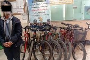 شکار مرد ژولیده در قاب دوربین های شهری 