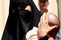 پدرم از 13 سالگی به من آزار سیاه می کرد/ خاطره از پدرش 9 بار حامله شد