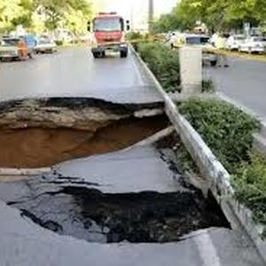 فرونشست در شهرک ولیعصر تهران/ سه خودرو آسیب دیدند