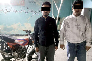 گوشی قاپی«عقرب های قداره کش»پشت چراغ قرمز!