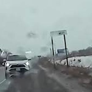 راننده خشمگین در پی تلاش برای پرت کردن خودروی دیگر از روی پل دستگیر شد/ ویدئو 