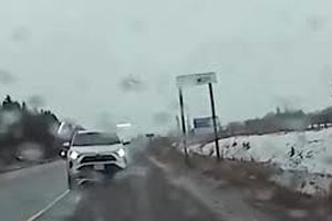 راننده خشمگین در پی تلاش برای پرت کردن خودروی دیگر از روی پل دستگیر شد/ ویدئو 