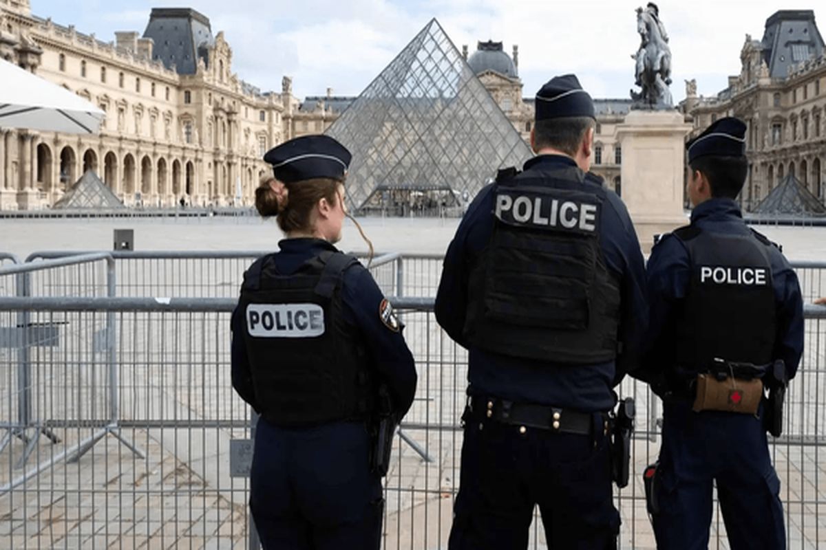 بازداشت پنج مظنون در پرونده سرقت از لوور