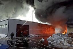 آتش‌سوزی شدید در انباری در مسکو/ ویدئو